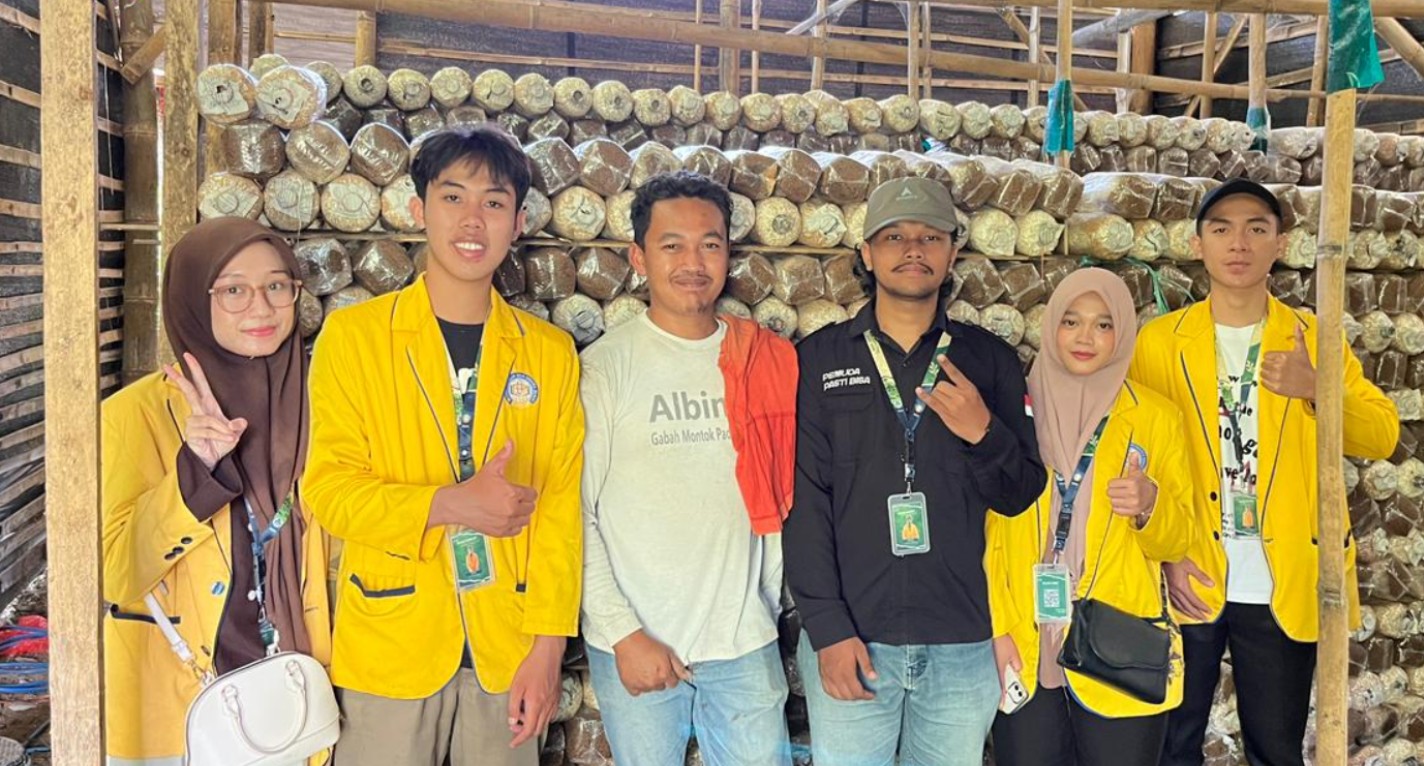 Tinjau Sektor UMKM Lokal, Mahasiswa KKN Kelompok 2 ITICM Sambangi Sentra Budidaya Jamur Tiram