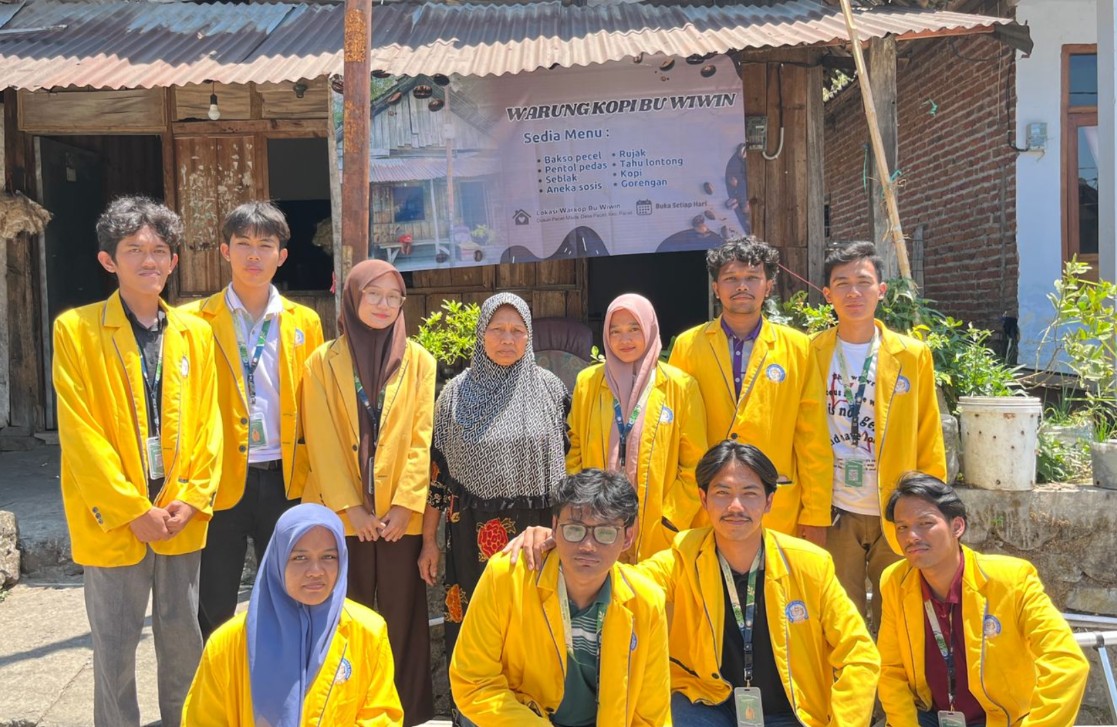 Aksi Nyata Pendampingan UMKM: Mahasiswa KKN Kelompok 2 ITICM Hadirkan Branding untuk Warkop Bu Wiwin Pacet Made