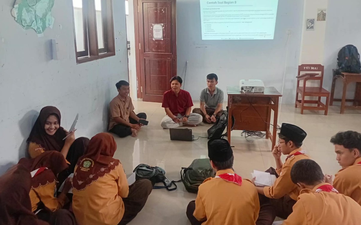 Dorong Prestasi Pelajar, Mahasiswa KKN ITICM Jadi Pembimbing Persiapan OSN Informatika di MAI Ammanatul Ummah Pacet