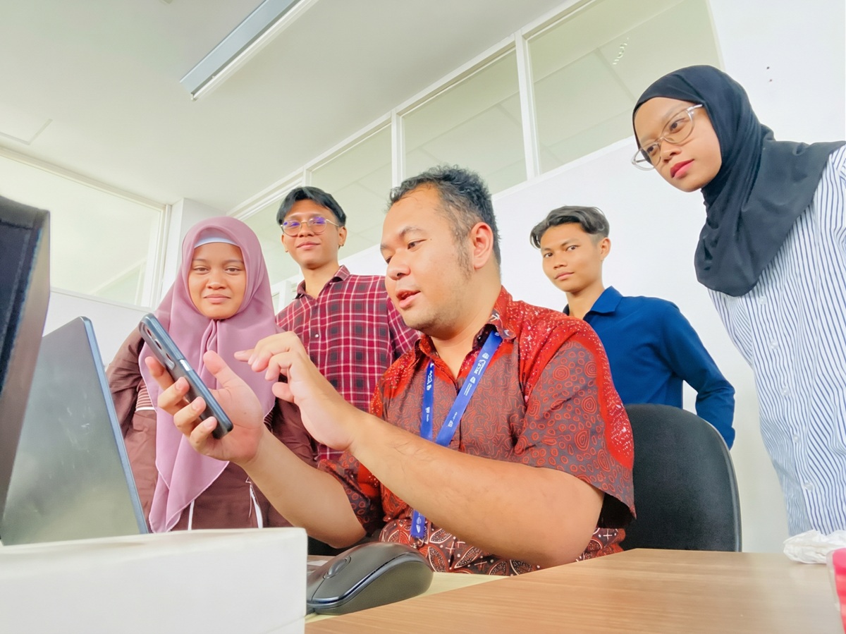 OPINI - Momen HUT ke-81 Provinsi Jatim: Menyuntikkan 'Otak' Digital pada Raksasa Logistik Kita